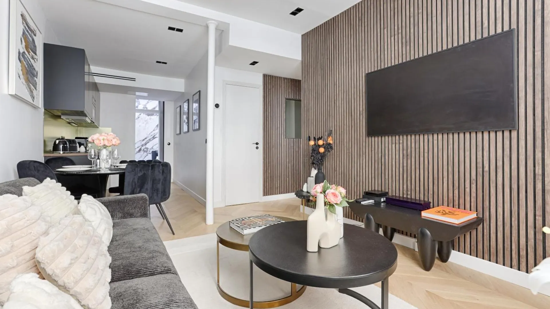 Stylish 2 Bedroom Near Montmartre Sacre Coeur contacts